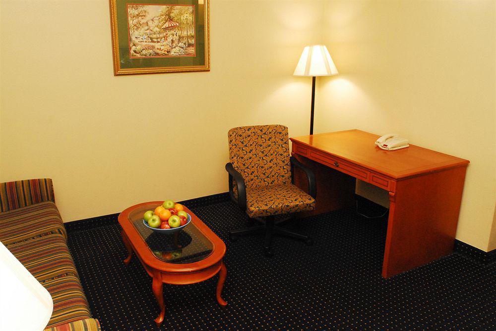 Savannah Gateway Hotel & Suites ジョージタウン 部屋 写真