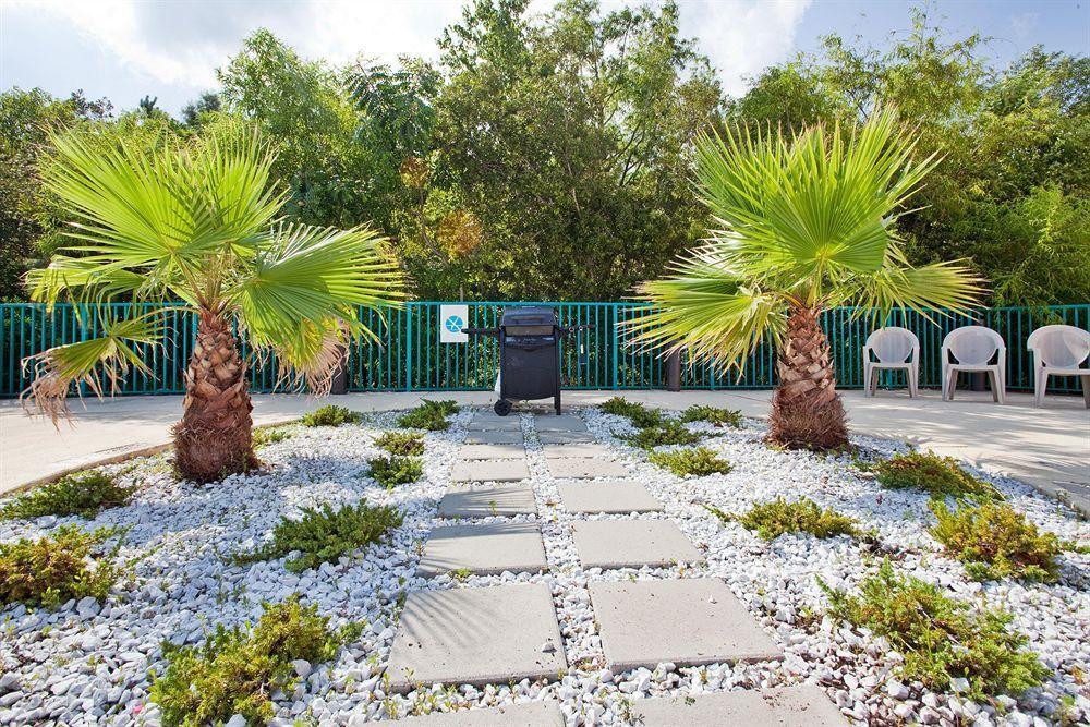 Savannah Gateway Hotel & Suites ジョージタウン エクステリア 写真